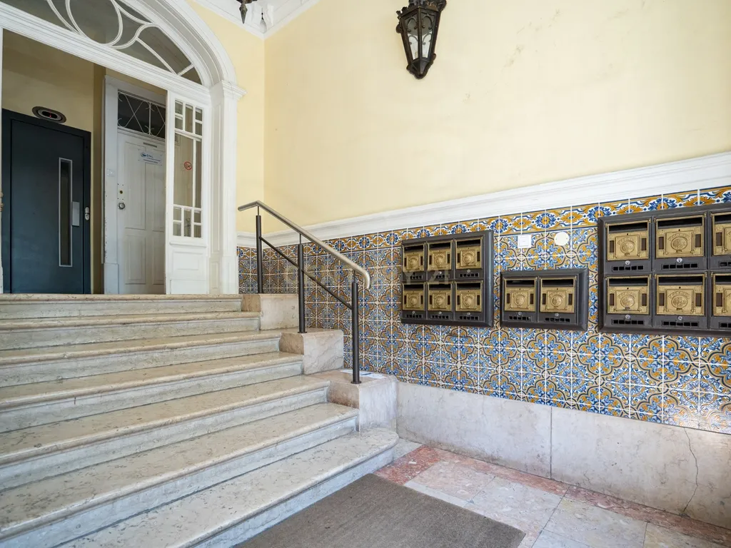 Apartamento Único com Vista sobre o Campo Pequeno – Lisboa - Image 3