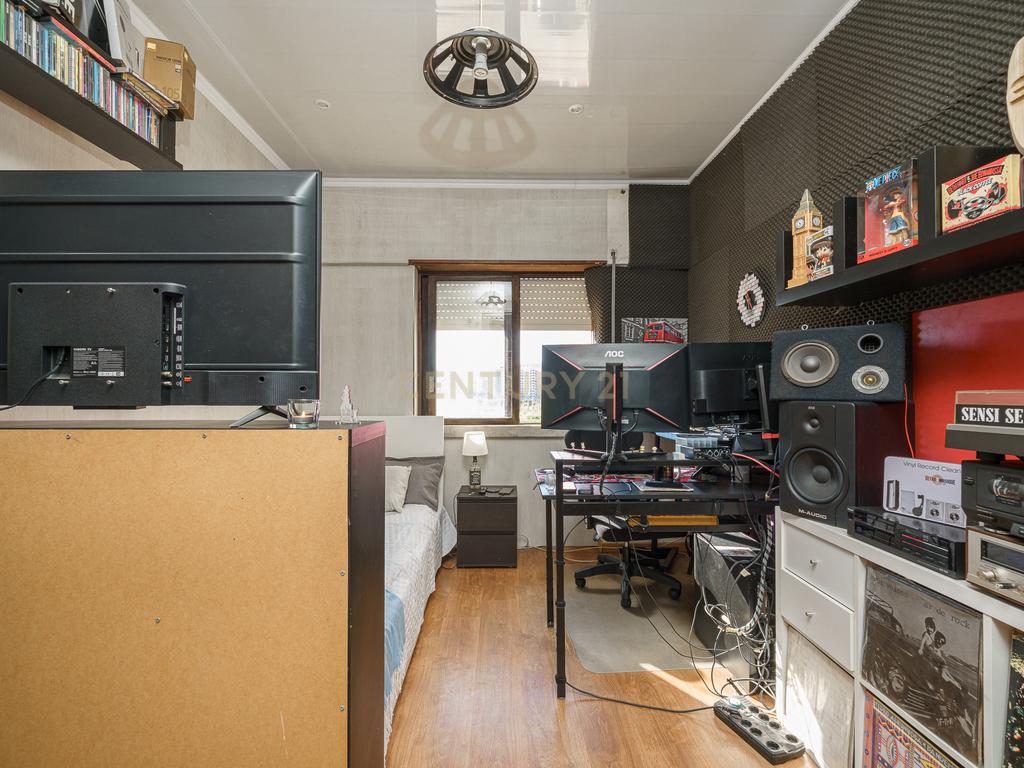 Espaçoso T3+1 com Garagem nos Ciprestes, em Setúbal. - Image 19