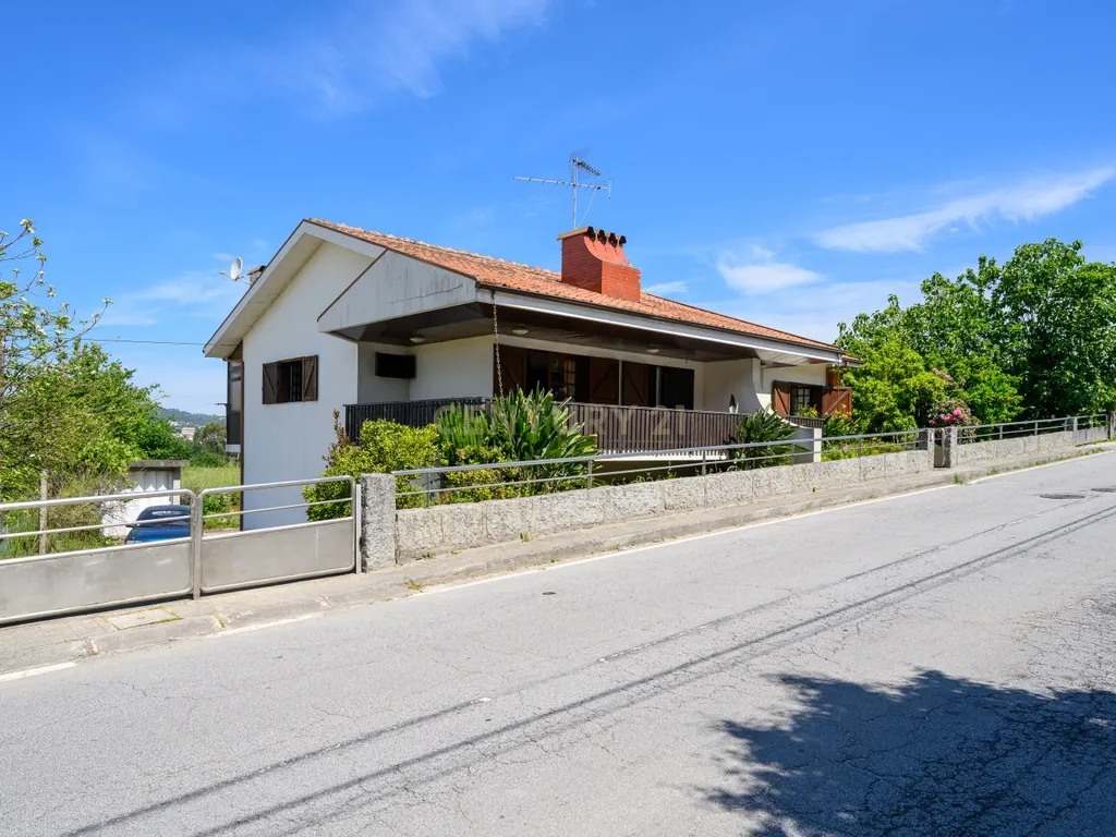 Descubra Esta Moradia T3 em Penafiel com Cave, Jardim e Acessos Excelentes - Image 1