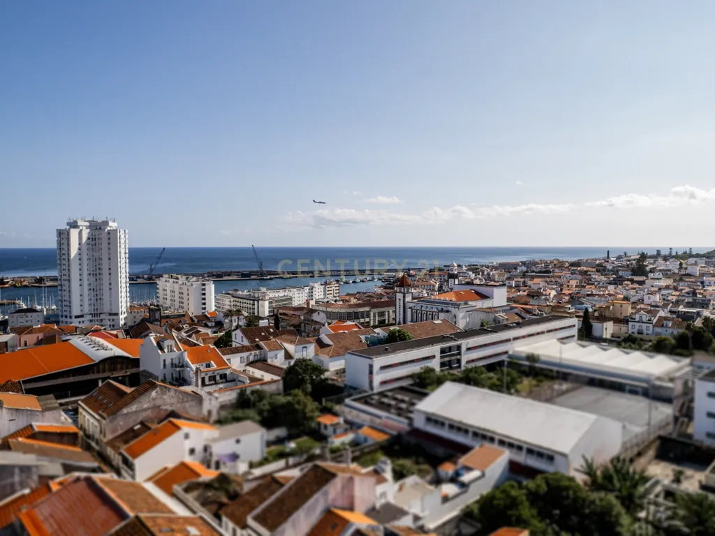 Invista no Coração de Ponta Delgada | Moradia com Quintal e Anexo - Image 20
