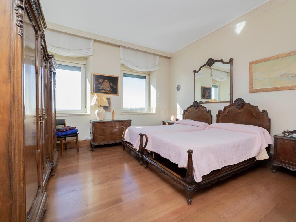Luxuoso Apartamento T5 com Vista Panorâmica em Madrid - Image 19