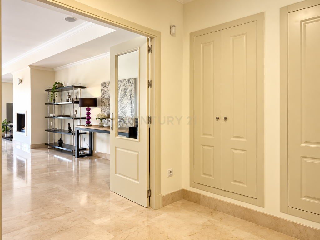 Apartamento Espaçoso com Jardim e Grande Terraço na Prestigiada Zona de Nagüeles, Marbella - Image 14