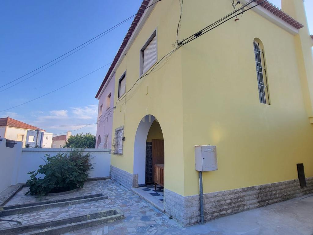 Casa T3 com Jardim e Garagem em Setúbal - Oportunidade Única! - Image 1