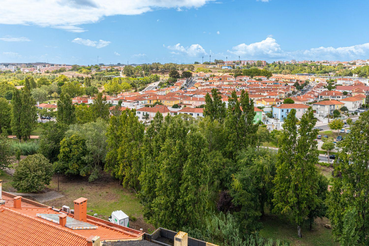 Fotografia 9 de T3+1 Remodelado com Terraço | Último Piso | Centro de Queluz