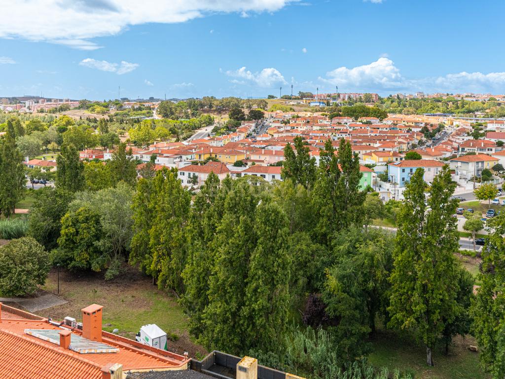 T3+1 Remodelado com Terraço | Último Piso | Centro de Queluz - Image 9
