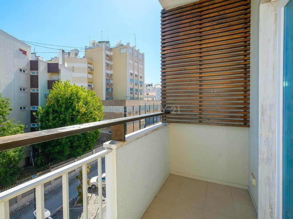 Arrendamento T1 Mobilado com Garagem, duas Varandas na Rua Visconde de Santarém - Image 6