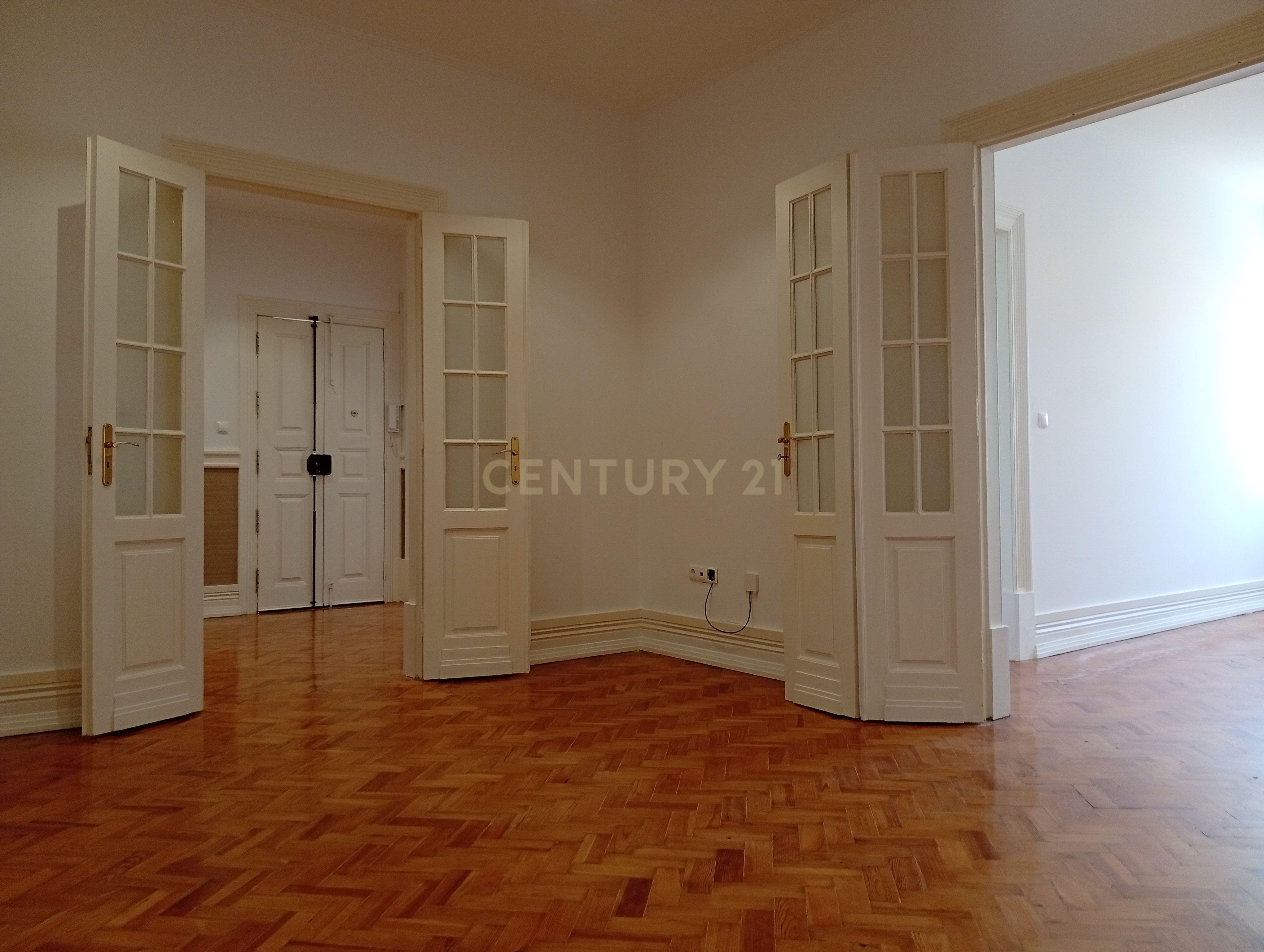 Fotografia 4 de Situado no Bairro Azul junto do Metro e do El Corte Inglês/Fundação Gulbenkian, tem este apartamento com traça antiga com 7 assoalhadas dispostas numa área de 200 m².