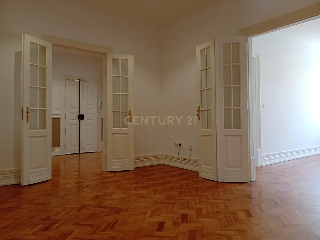Situado no Bairro Azul junto do Metro e do El Corte Inglês/Fundação Gulbenkian, tem este apartamento com traça antiga com 7 assoalhadas dispostas numa área de 200 m². - Image 4
