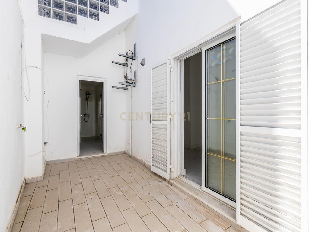 MORADIA T2 NA BAIXA DE OLHÃO C/ 2 PISCINAS - Image 13