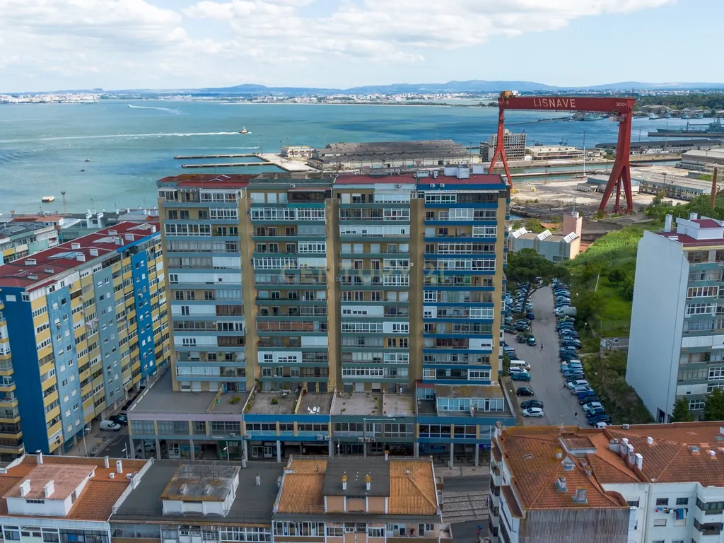 Apartamento T4 com Terraço de 60m² em Cacilhas/Almada - Image 11