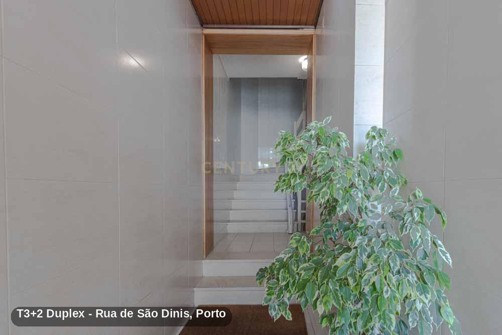 T3+2 Duplex renovado no Carvalhido, Porto | 147 m² - Image 1