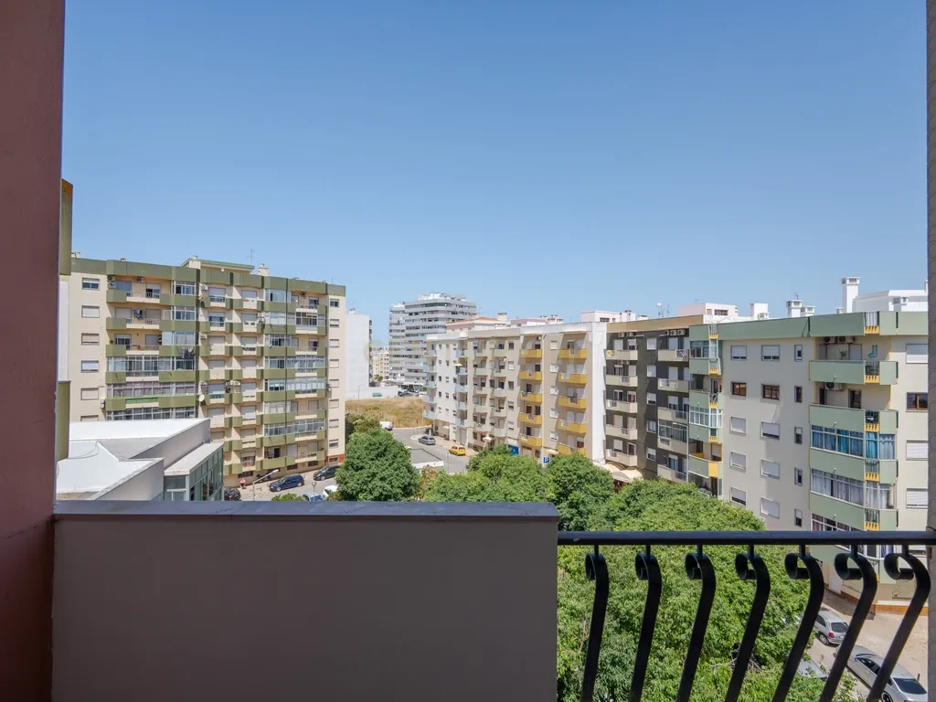 Apartamento T2 renovado em Portimão com varanda, 2 casas de banho e marquise espaçosa - Image 22