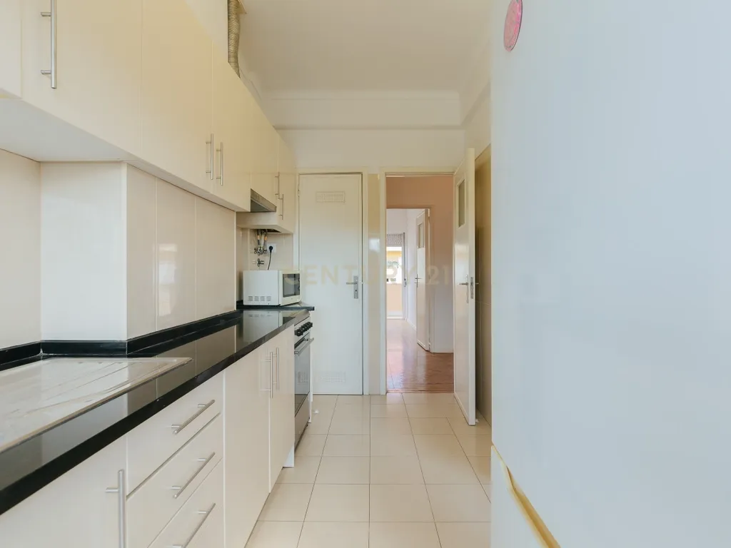 APARTAMENTO T4 COM VARANDA NO BEATO - EXCELENTE LOCALIZAÇÃO - Image 7