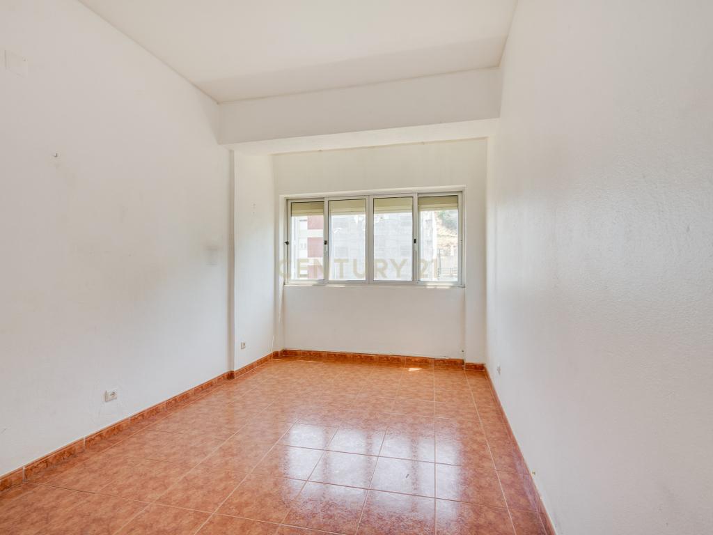 T2 Luminoso na Vila da Apelação – Espaço, Conforto e Potencial - Image 8