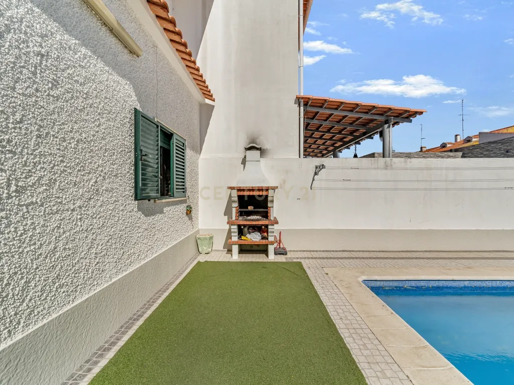 MORADIA T5 COM GARAGEM E PISCINA, 327 M² DE TERRENO PARA USUFRUIR - Image 25