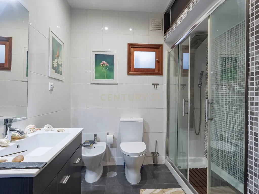 Apartamento T4 com Elevador e Vistas Deslumbrantes em Matosinhos Sul - Image 16