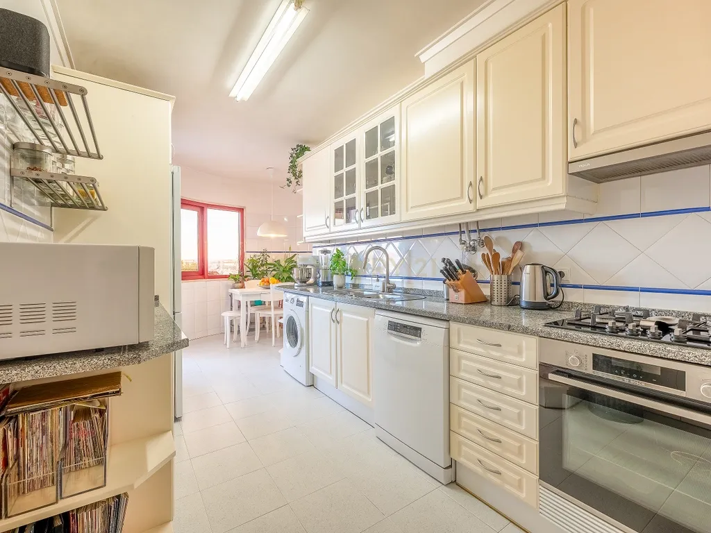 Apartamento T3, com Box de 85 m2 e Arrecadação em Odivelas - Image 23
