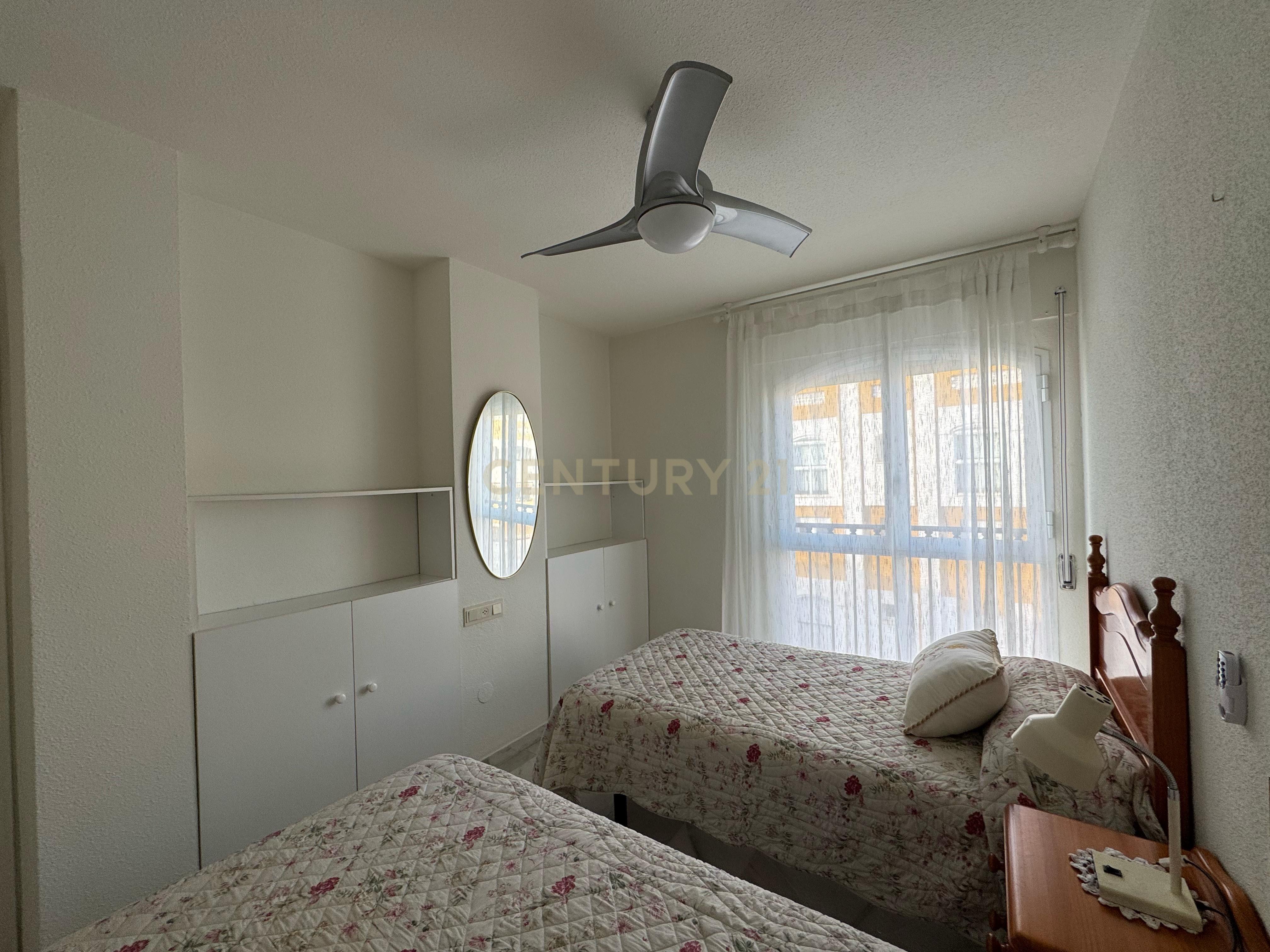 Apartamento Renovado em Málaga com Vista para a Montanha - Image 2