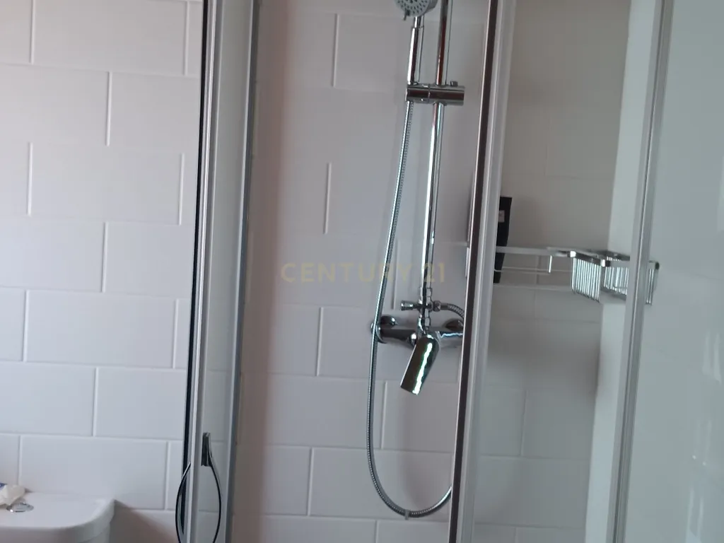 Moradia renovada com estúdio privativo - Image 14