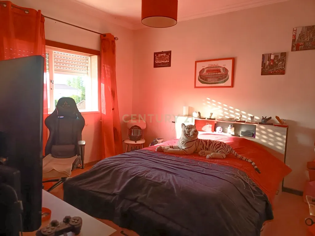 Apartamento T3 no centro do Entroncamento com sótão e garagem - Image 17