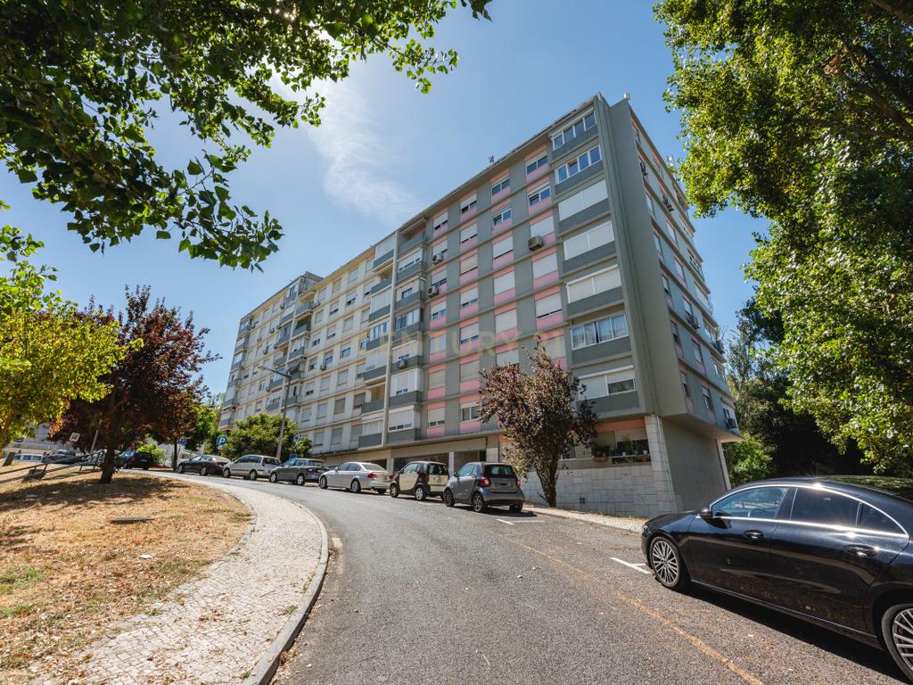  Apartamento T4 para Remodelação no Coração dos Olivais, com Vista Fantástica - Image 37