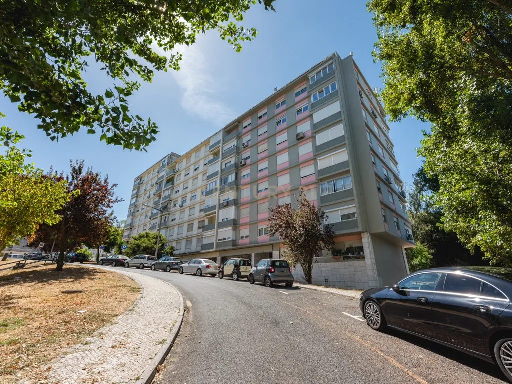 Apartamento T4 para Remodelação no Coração dos Olivais, com Vista Fantástica - Image 37