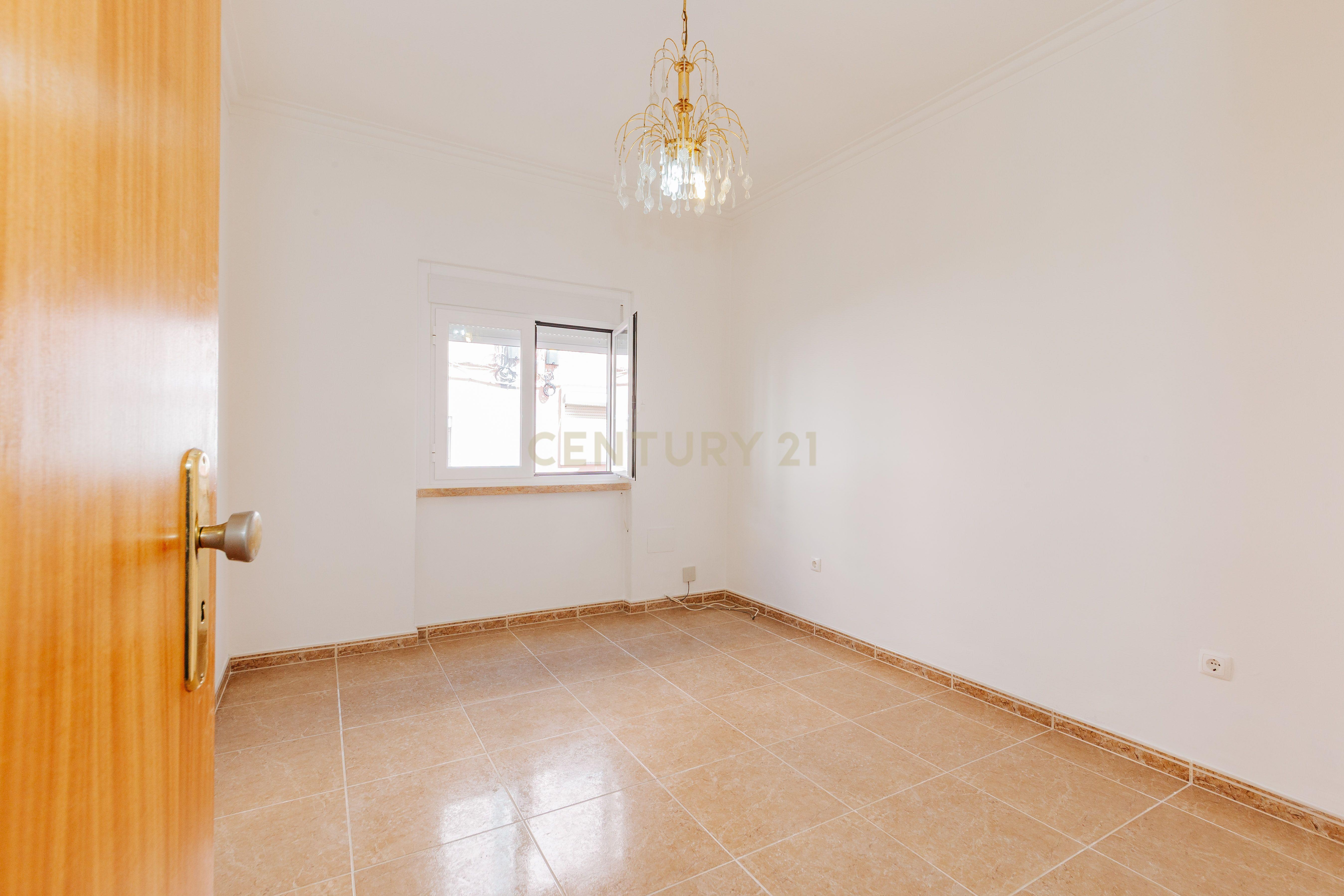 Fotografia 6 de Apartamento T1 situado no Prior Velho, em excelentes condições.