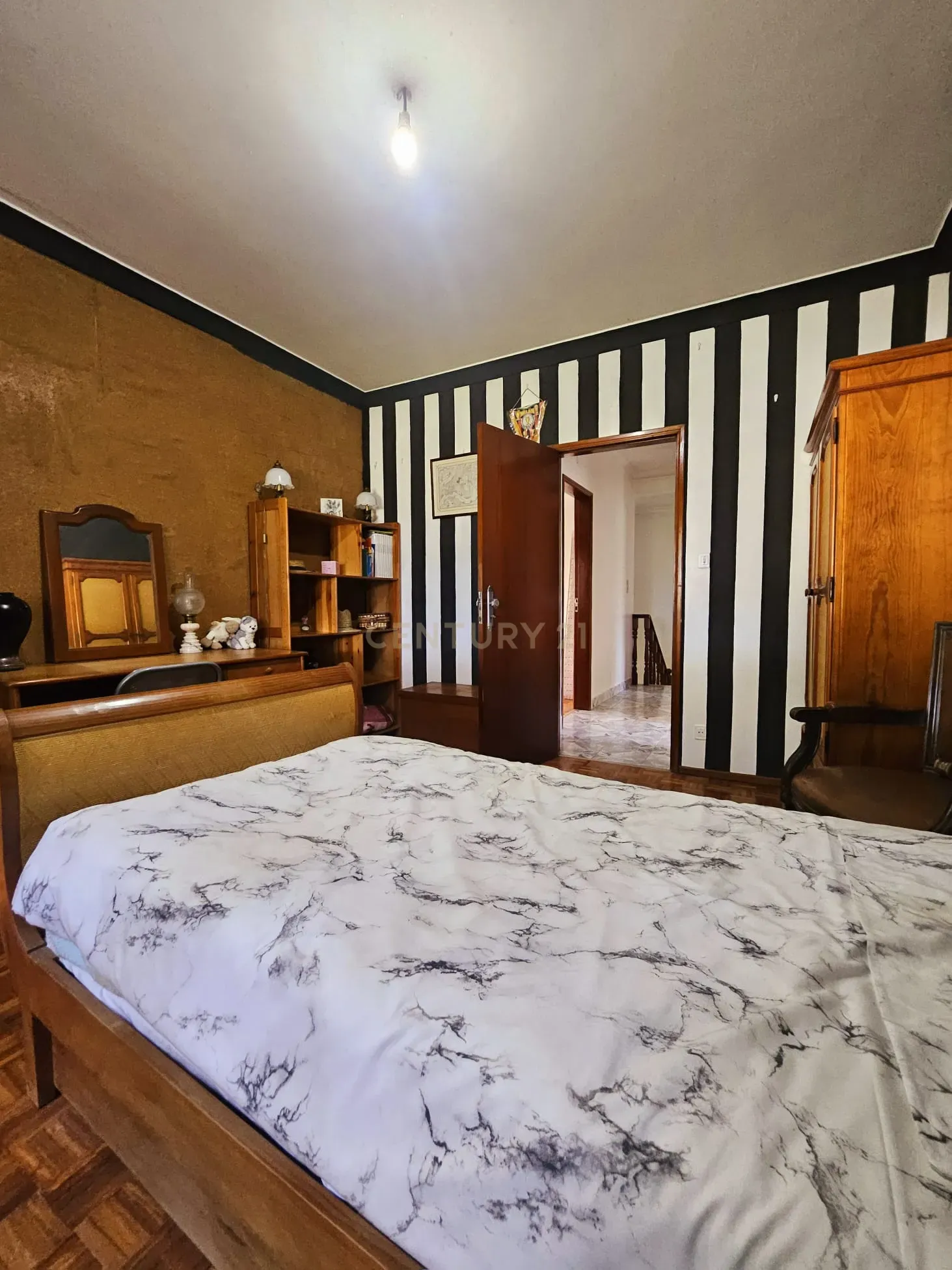 Moradia Unifamiliar T4 com Vista Desafogada e Grande Lote de Terreno na Quinta da Condessa - Image 36
