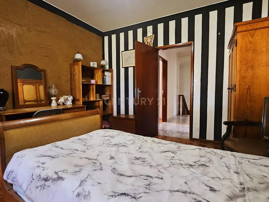 Moradia Unifamiliar T4 com Vista Desafogada e Grande Lote de Terreno na Quinta da Condessa - Image 36