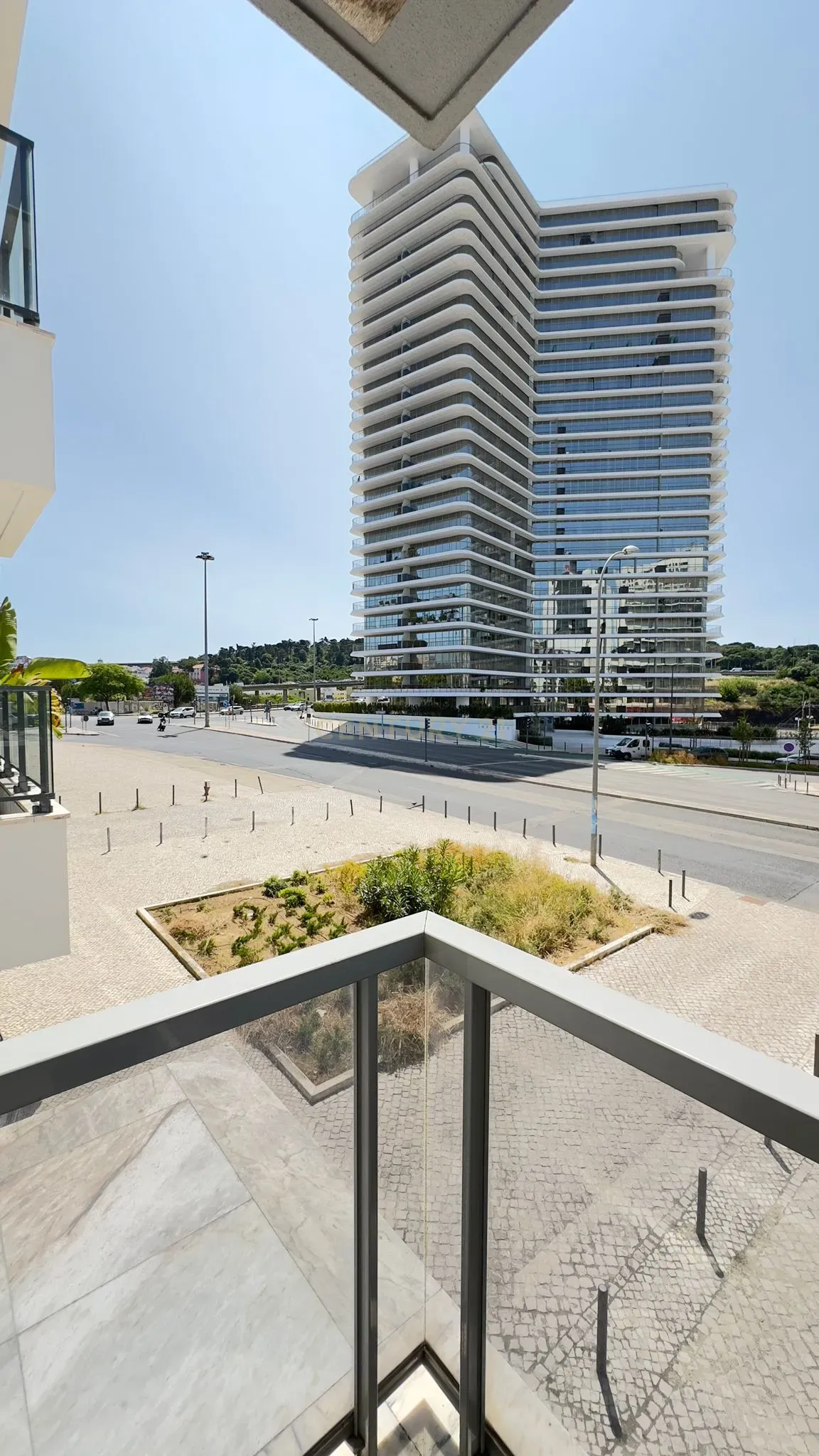 T2 com Terraço e Vista na Lisboa Central - Image 10