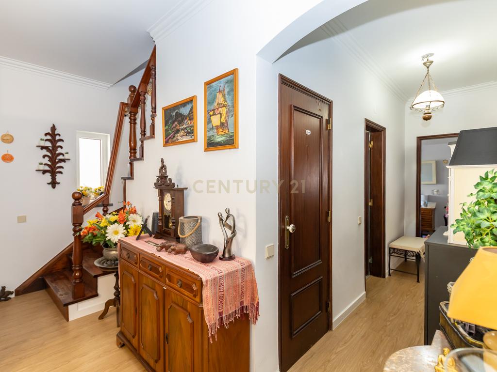 Moradia T5 no centro da Quinta do Conde – Espaço, Conforto e Localização Perfeita - Image 10