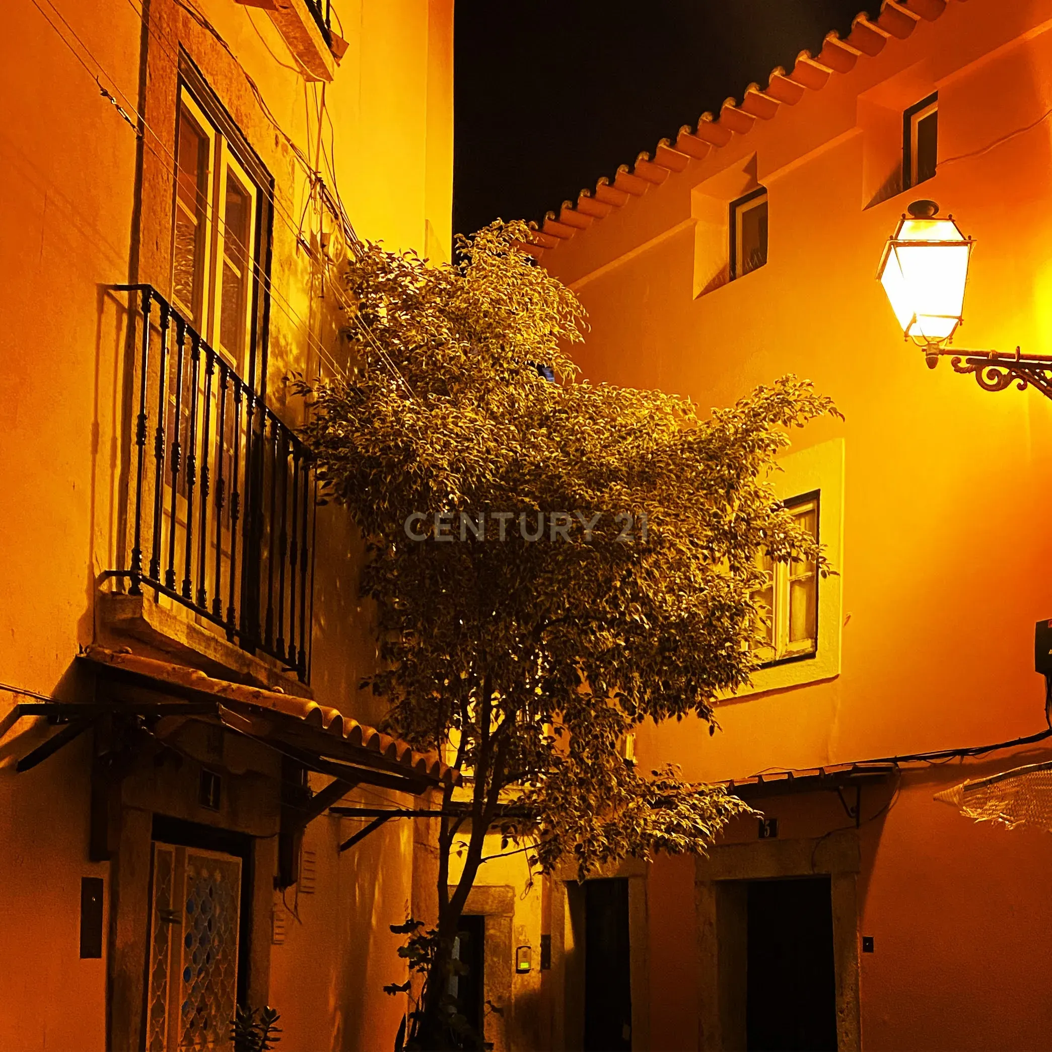 Apartamento T1 +1 em Alfama, Lisboa – Investimento com Potencial e Rentabilidade Atrativa - Image 1