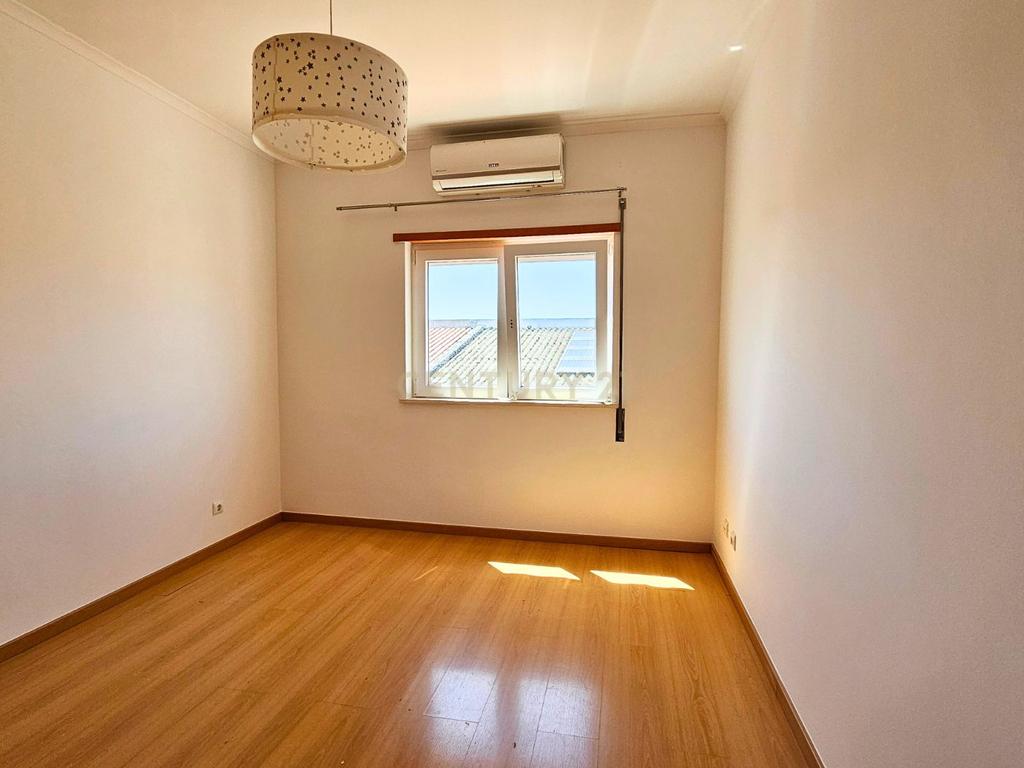 Moradia T4 em Oeiras para arrendar com garagem e terraço - Image 18