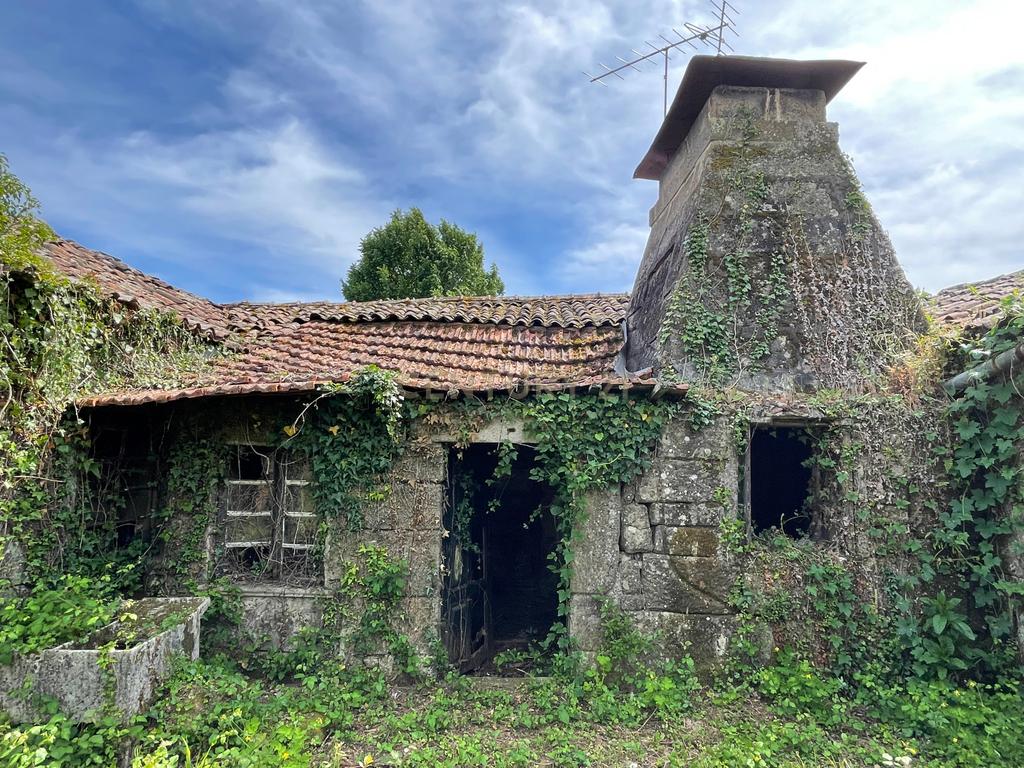 Propriedade com 1,8 hectares de área urbana e 3,2 hectares de solo fértil e floresta, composta por 8 edifícios independentes totalizando 700 m² de área construída, localizada no centro de Serrazes, São Pedro do Sul. - Image 21