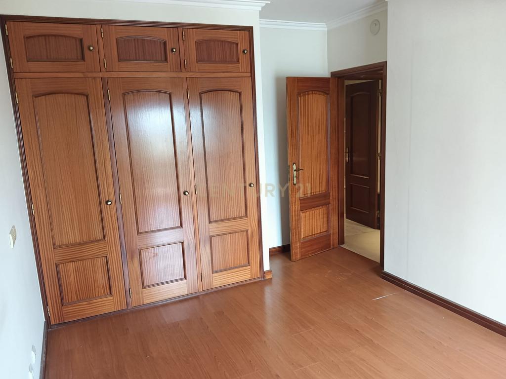 T3 com Suite/Garagem e Arrecadação - Vialonga - Image 43