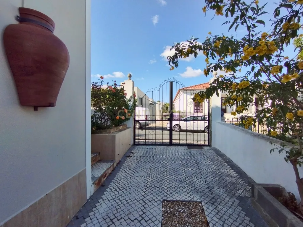 Oportunidade Única! Elegante Moradia + Apartamento T2 + Espaço + Funcionalidade = Qualidade de Vida. - Image 42