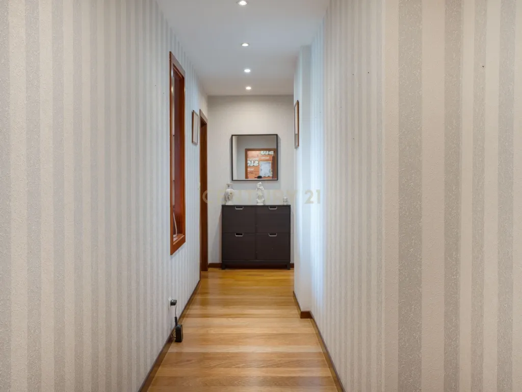 Penthouse Exclusiva T5 – Luxo, Conforto e Espaço em Pleno Coração da Cidade - Image 18