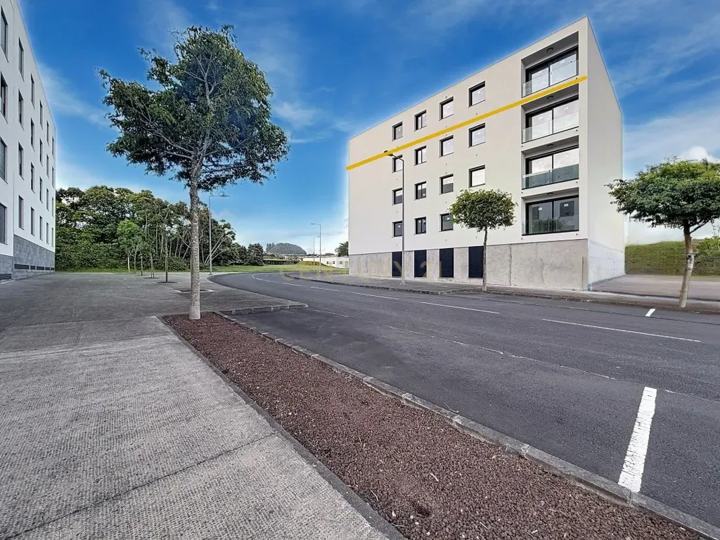 Fotografia 3 de T2 novo no último piso, com vista mar, varanda e estacionamento em cave, junto ao Hospital CUF da Lagoa