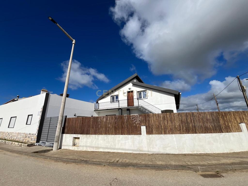 Moradia com quatro apartamentos independentes, três T2 e um T3 em Atouguia da Baleia. Ideal para famílias ou grupos, preparada para turismo ou para arrendamento de longa duração. - Image 1