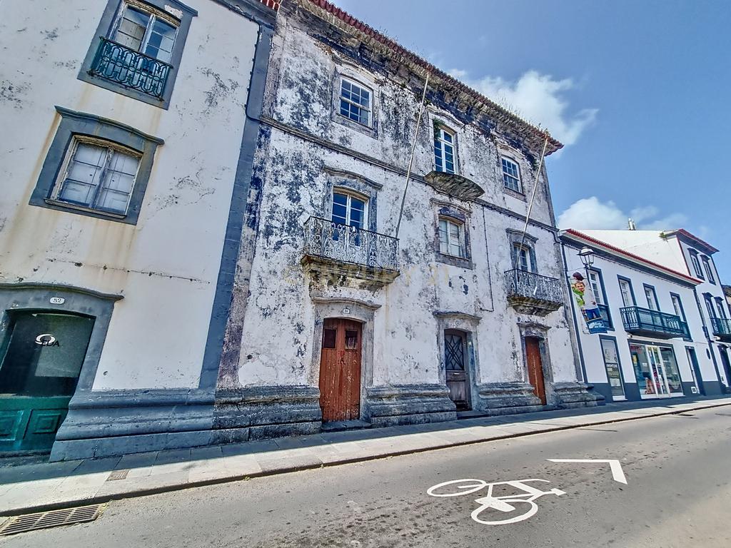 Edifício Histórico no Centro da Ribeira Grande - Image 1