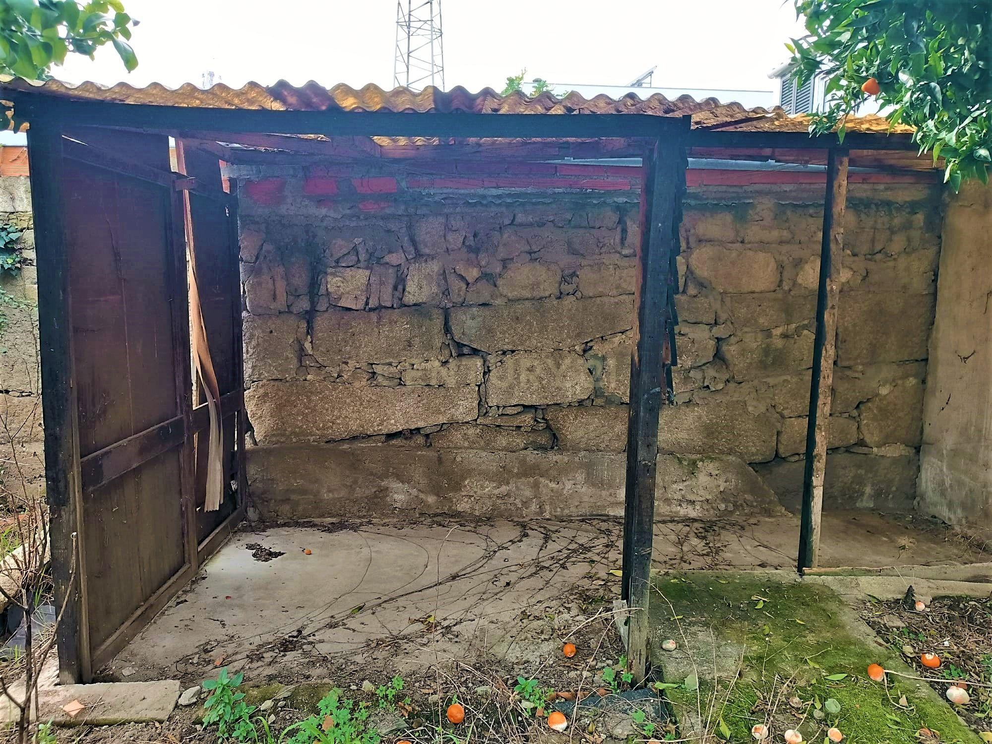 Moradia bifamiliar com cinco quartos, terreno e água para reconstrução no coração da Cidade da Maia, em Gueifaes - Image 37