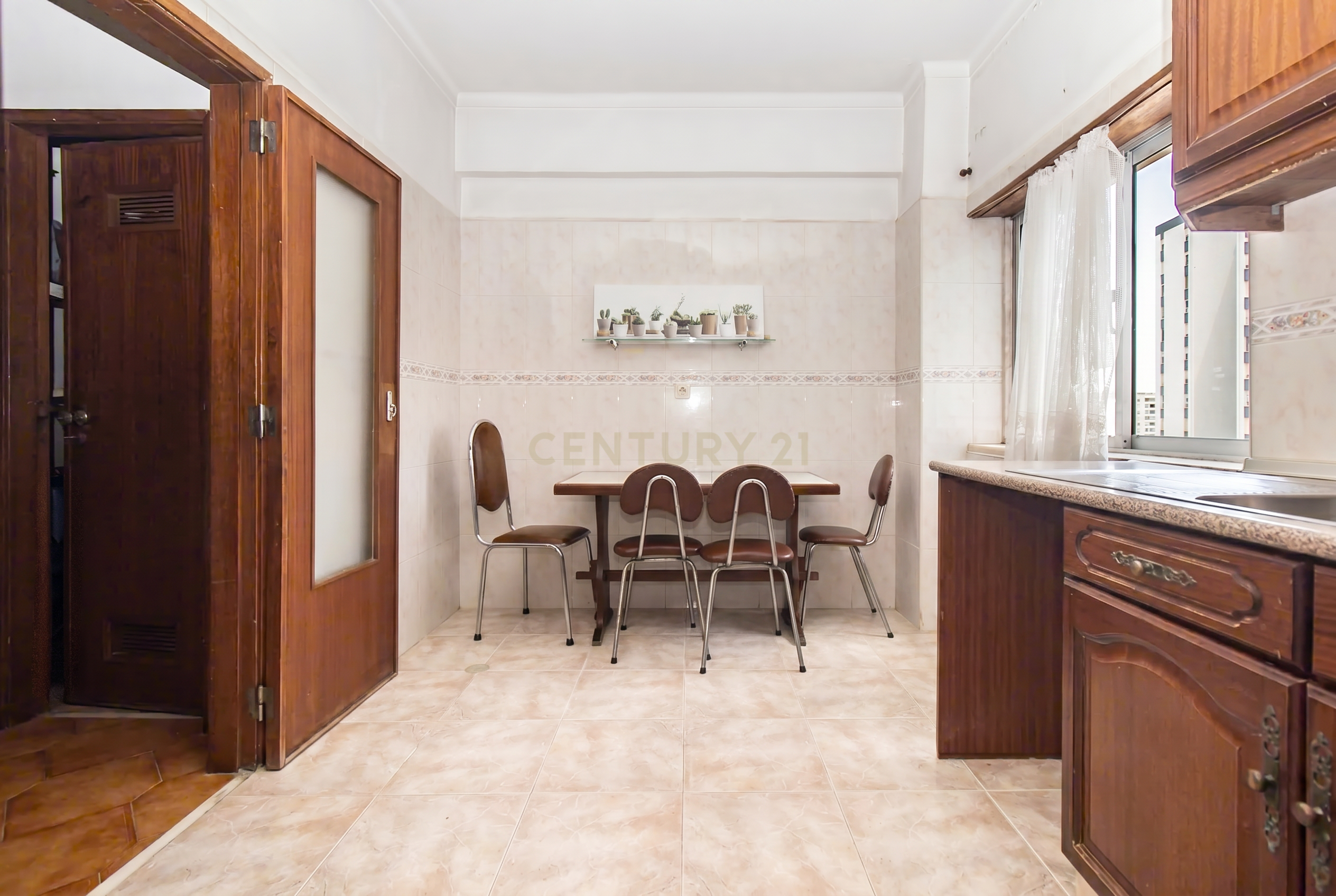 Fotografia 11 de Apartamento T3 com elevador e varanda no Laranjeiro – Almada