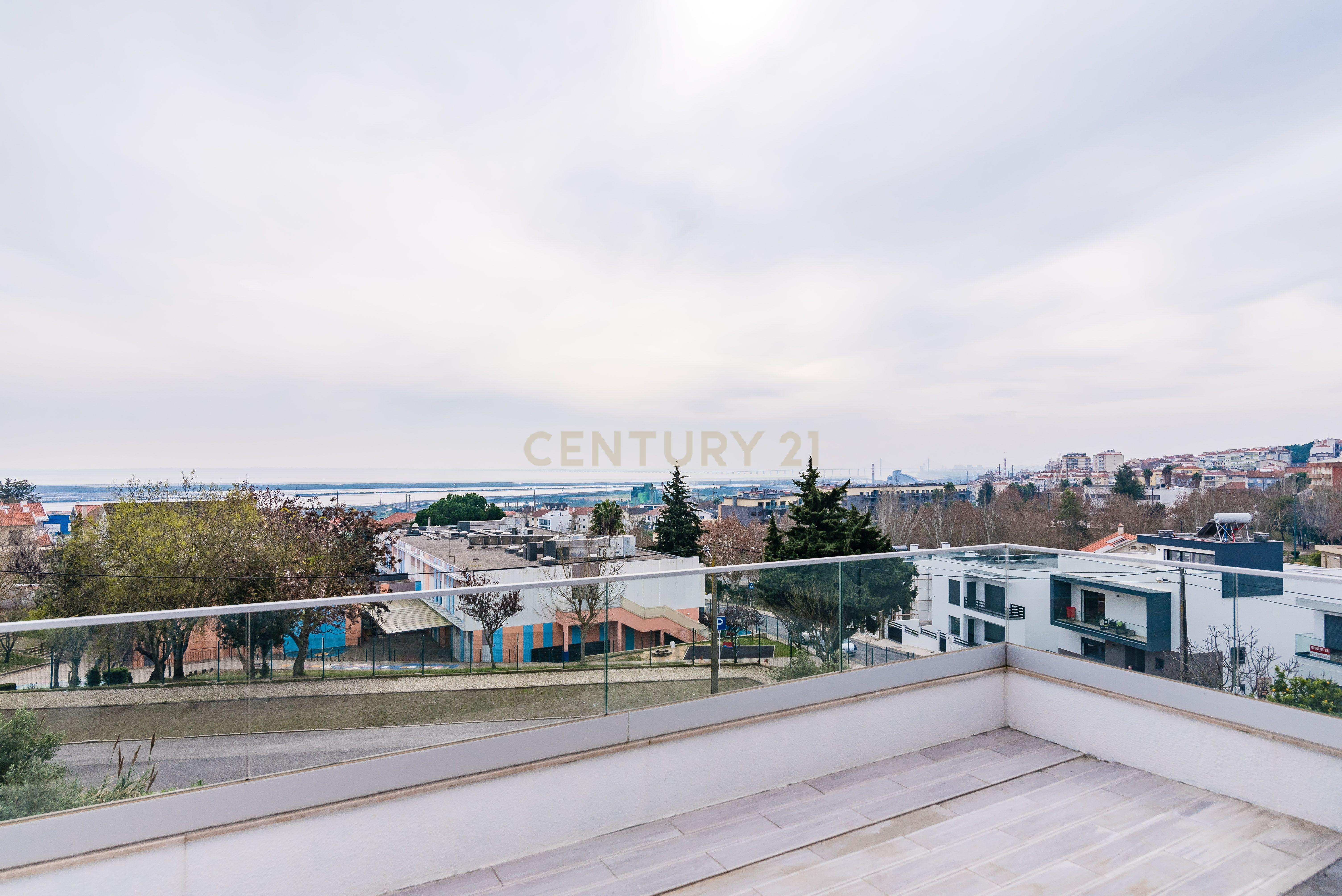 Luxuosa Moradia T3 com Vista Panorâmica em Loures, Lisboa para investimento! - Image 29