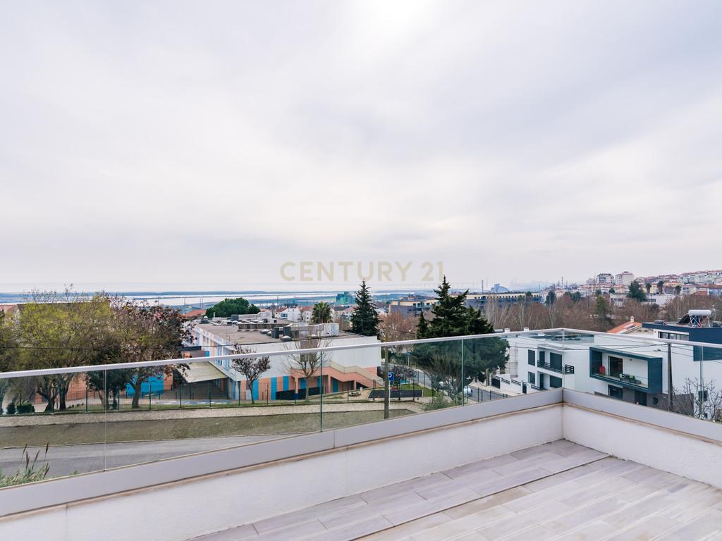 Luxuosa Moradia T3 com Vista Panorâmica em Loures, Lisboa para investimento! - Image 29
