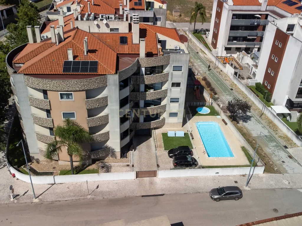 Moderno Apartamento T3 Condomínio Fechado, em Nossa Senhora de Fátima, Entroncamento - Image 1