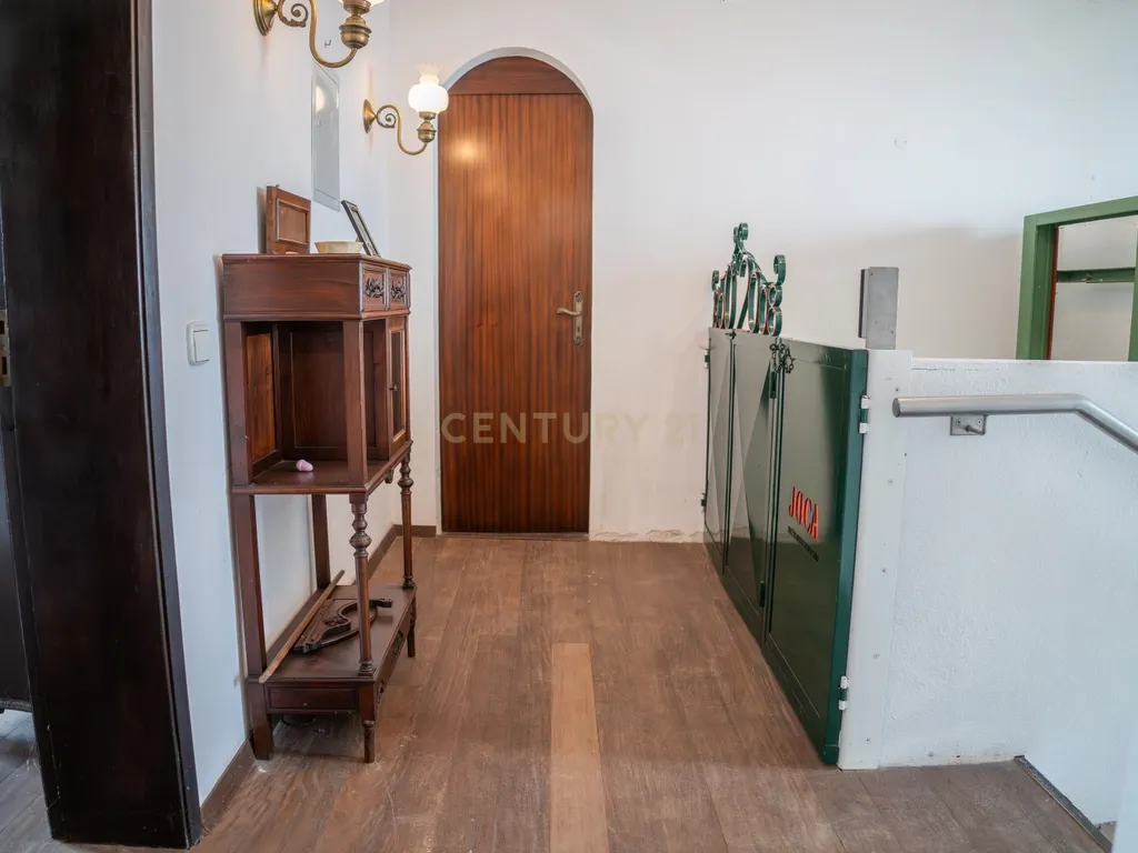Moradia de charme T5 com Garagem e Terreno em Abrunheira, Sintra - Image 11