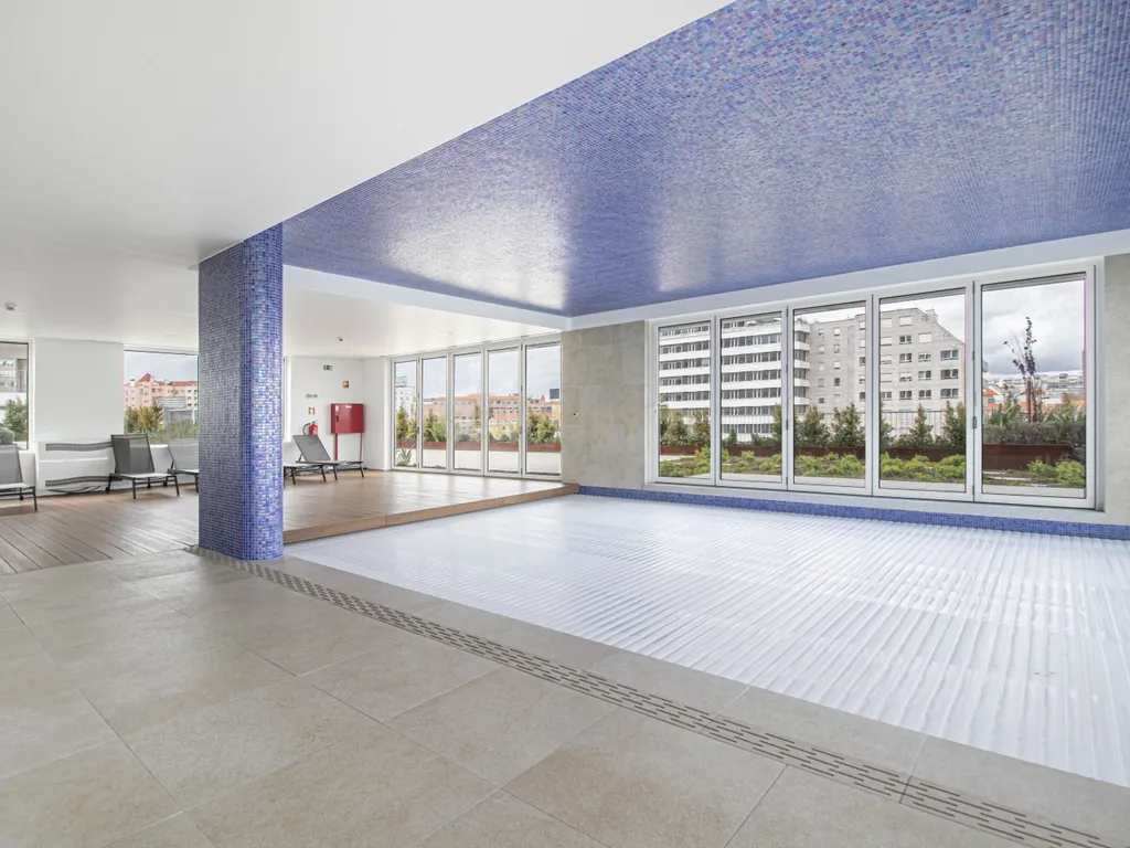 Apartamento T2 em Condomínio com Piscina e Garagem - Areeiro - Image 18
