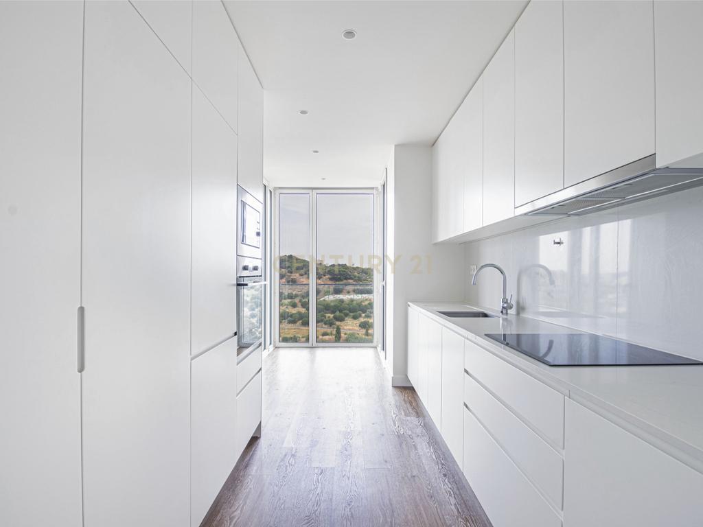 Apartamento T2 em Condomínio com Piscina e Garagem - Areeiro - Image 1