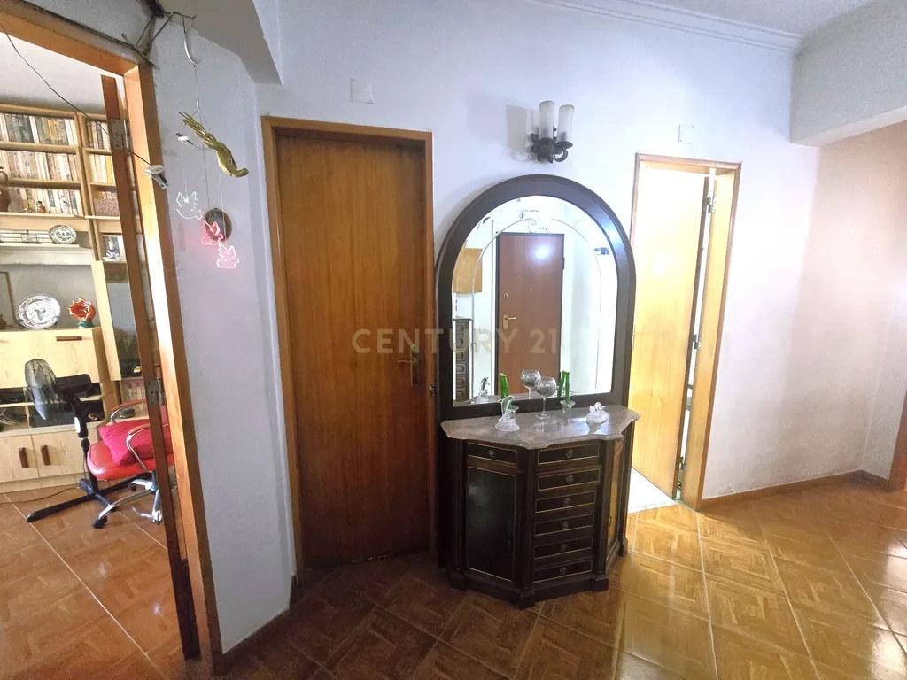 Apartamento T3 com varandas e arrecadação - Image 7