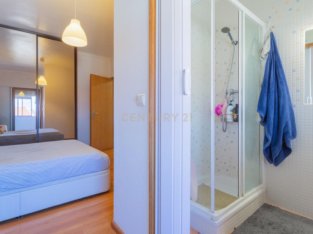 Apartamento Remodelado em Corroios, Seixal T3 + 3, garagem e Terraço - Image 16